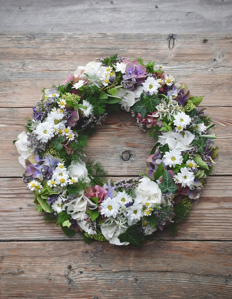 Weißer lila und grüner Blumenkranz